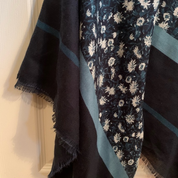 Scarf/Shawl - Picture 3 of 4